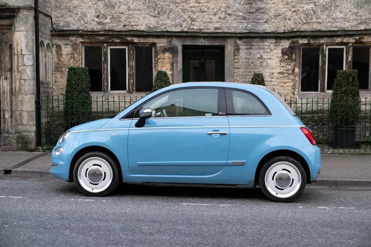 Intérieur en cuir de voiture propre, luxueux et bien entretenu